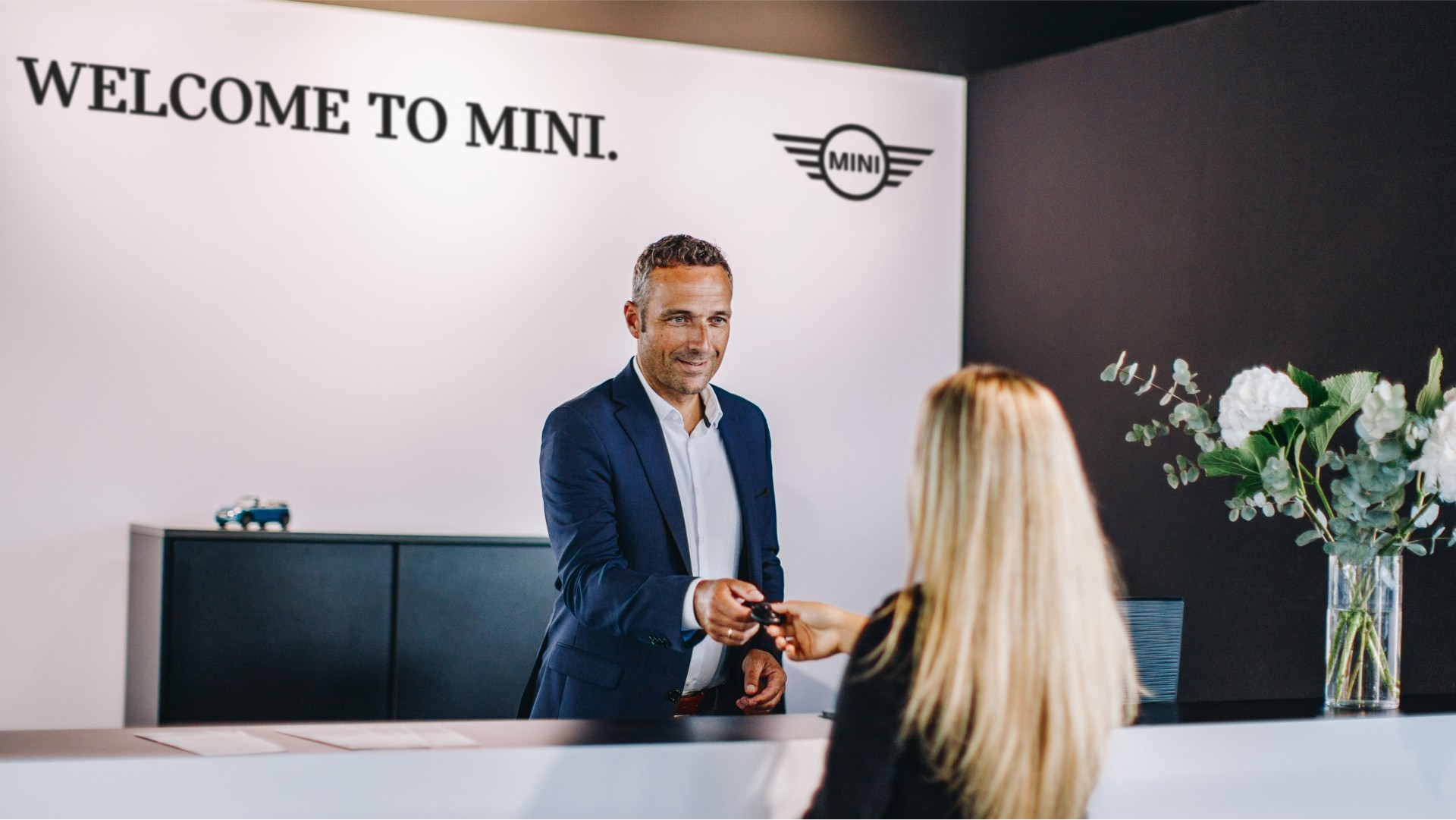 MINI Partner velkomstdisk med medarbejder og kunde